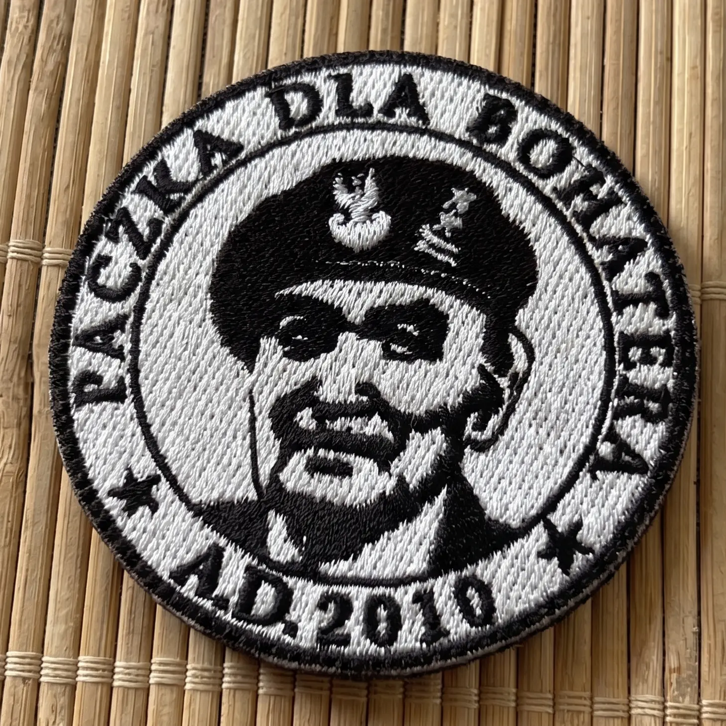 Haft komputerowy: naszywka paczka dla bohatera - certyfikowana jakość